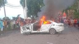 The car that was set on fire by angry Kanwariyas in Yamunanagar on Sunday. (HT Photo)