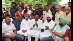 PPCC president Amrinder Singh Raja Warring, along with other Congress leaders, gathered outside vigilance department’s office in context to the arrest of former minister Bharat Bhushan Ashu, in Ludhiana. (Gurpreet Singh/HT)