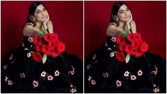 In the end, Sharvari chose blush pink lip shade, shimmering pink eye shadow, black winged eyeliner, mascara on the lashes, blushed cheeks, dewy base, beaming highlighter, and well-defined brows for the glam picks.(Instagram)