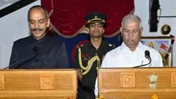 Governor Rajendra Vishwanath Arlekar administrating the of office and secrecy to Himachal Pradesh Public Service Commission chairperson Rameshwar Singh Thakur, at Raj Bhawan inShimla on Friday. (HT Photo)