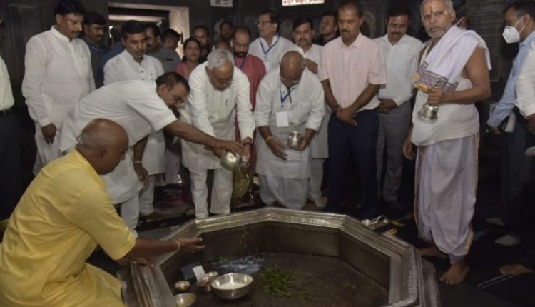 Bihar CM Nitish Kumar with Muslim Cabinet Colleague Visit Vishnupad Temple in Gaya To Display Hindu-Muslim Brotherhood