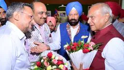 Punjab governor Banwari Lal Purohit being welcomed in Ferozepur on Tuesday. (HT Photo)