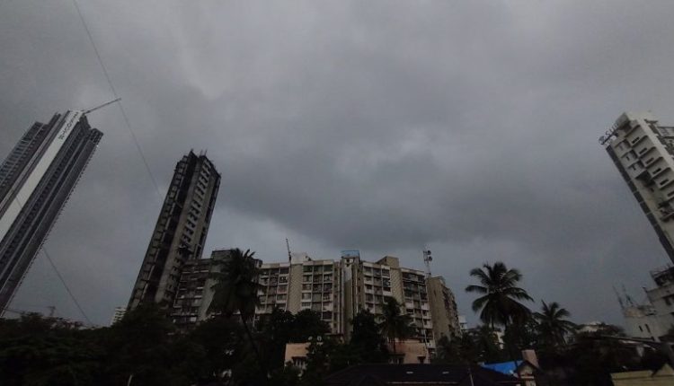 Mumbai Rains: City Wakes Up to Heavy Rainfall and Thunderstorms, Mumbaikars Share Photos, Videos