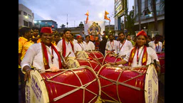 A dhol tasha group performs as the Ganpati idol is brought to the mandal (Photo: Vijay Bate/HT)