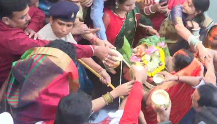 Chhath Puja 2022: Jharkhand CM Hemant Soren Participates in Mahaparv Celebrations at Hatania Talab in Ranchi (See Pics)