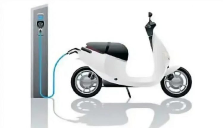 E-Scooter Blast in Maharashtra: Electric Scooter's Battery Explodes While Charging in Vasai, Minor Killed (Video)