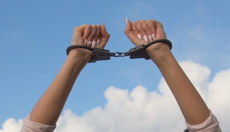 Mumbai Shocker: Woman Steals Gold Worth Rs 12 Lakh From Cousin's House in Malad on Pretext of Changing Clothes in Bedroom; Arrested