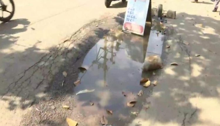 Bengaluru: AAP activists protest as potholes claim two lives | Bengaluru