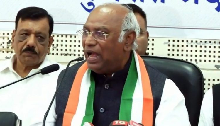 Gujarat Assembly Elections 2022: BJP Campaigning on Communal Lines in State, Says Congress President Mallikarjun Kharge