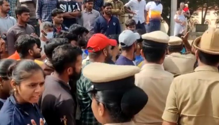 Karnataka PSI Recruitment Scam: Tumakuru Dy SP Slaps and Sends Away Victims Who Come To Meet State Home Minister Araga Jnanendra (Watch Video)