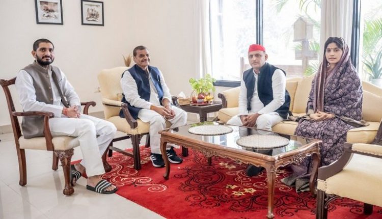 Mainpuri By-Election 2022: Samajwadi Party Leader Akhilesh Yadav Meets Uncle Shivpal Yadav Ahead of UP Bypoll