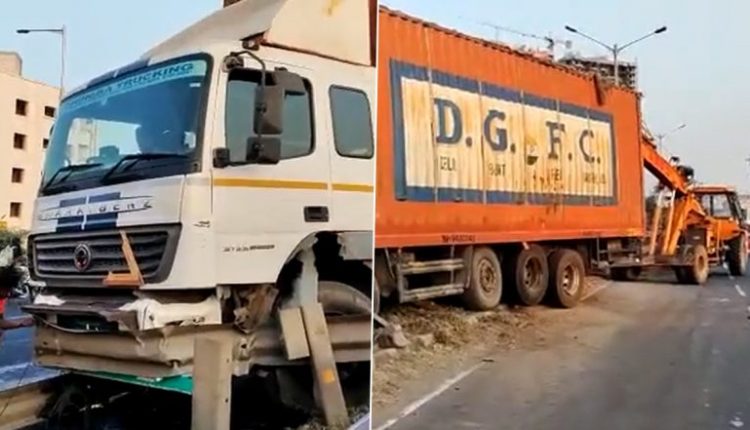 Pune Road Accident: Two Four-Wheelers Damaged After Speeding Container Hits Divider on Navale Bridge (Watch Video)