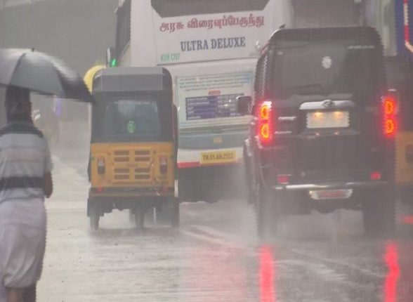 Tamil Nadu Weather Forecast: IMD Issues Red Alert in State; Thunderstorms, Heavy Rainfall in Chennai