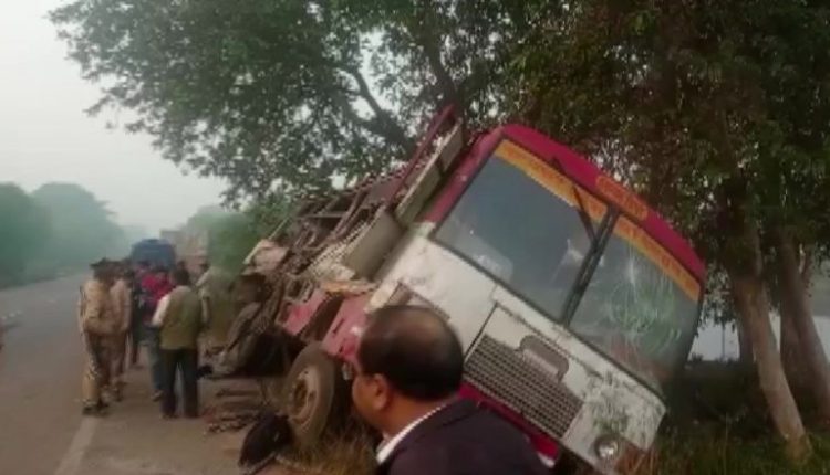 Uttar Pradesh Road Accident: 6 Killed, 15 Injured As Bus Collides With Truck in Bahraich District (See Pics)