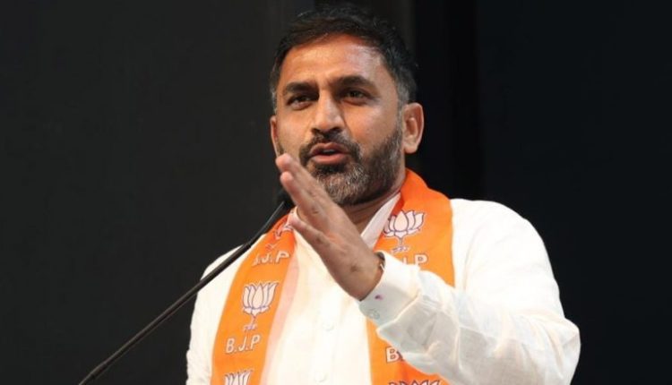 BJP MLA Preetham Gowda Caught on Camera Allegedly Threatening 'Voters' To Vote For Him in Karnataka's Srinagar (Watch Video)