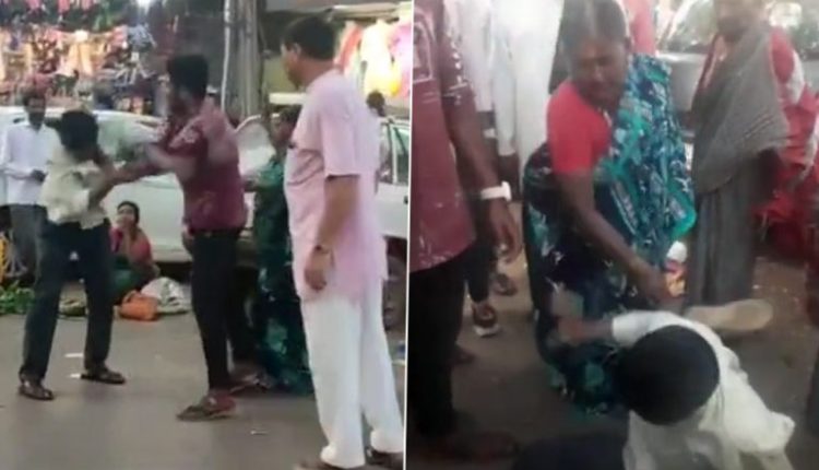 Karnataka: Drunk Man Beaten With Slippers for Misbehaving With Women in Dharwad (Watch Video)
