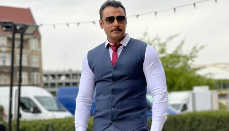 On camera, slipper hurled at Kannada actor Darshan amid anger over sexist remark | Bengaluru