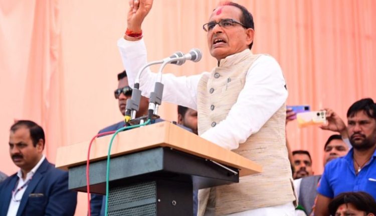 Madhya Pradesh CM Shivraj Singh Chouhan Bats for Decision to Conduct Medical, Engineering Education in Hindi