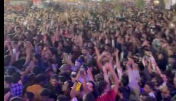 Massive crowd, packed streets as Bengaluru marks New Year. Watch | Bengaluru