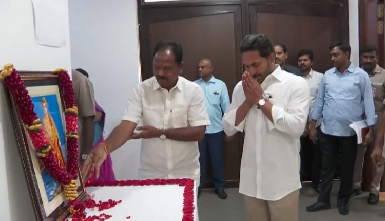 Swami Vivekananda Jayanti 2023: Andhra Pradesh CM Jagan Mohan Reddy Pays Floral Tributes to Great Indian Philosopher on His Birth Anniversary (Watch Video)