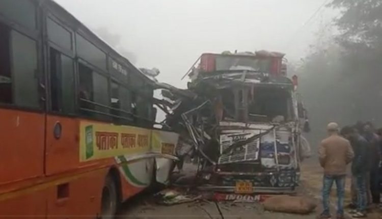 Uttar Pradesh Accident Video: Two Killed, Five Injured After Bus Collides With Truck Due to Dense Fog in Farrukhabad
