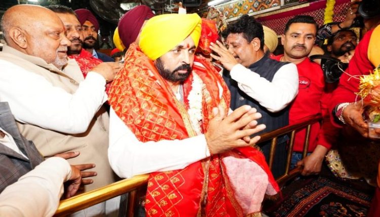 Maha Shivratri 2023: Punjab CM Bhagwant Mann Offers Prayers at Devi Talab Mandir, Maha Lakshmi Mandir in Jalandhar