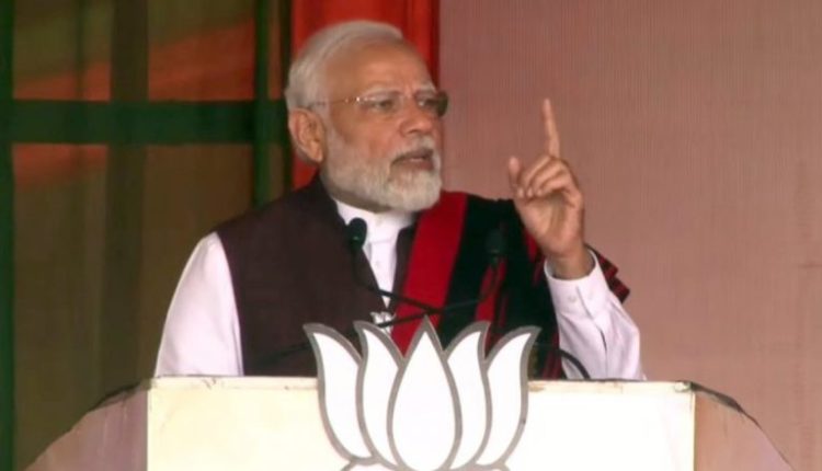 PM Narendra Modi Hits Out at 'Kabar Khudegi' Remark, Says People Chanting 'Modi Tera Kamal Khilega' (Watch Video)