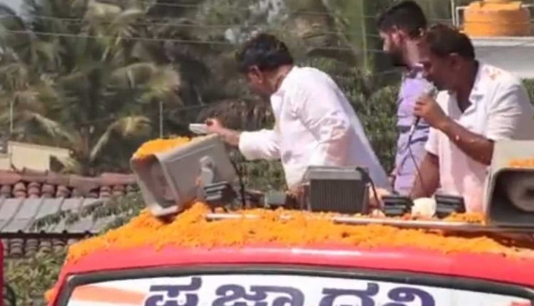 VIDEO | Cong' DK Shivakumar throws ₹500 notes at Karnataka roadshow | Bengaluru