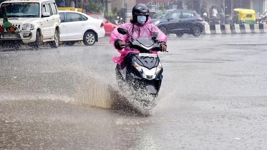 The IMD’s forecast indicates rains and thundershowers are expected in Bengaluru and parts of the state on Thursday and Friday. (HT File)