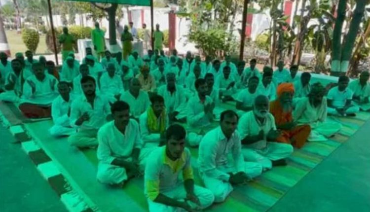 Botherhood in Agra Jail: Muslim Inmates Observe Fast on Chaitra Navratri, Hindus Partake in Roza for Ramzan (Watch Video)