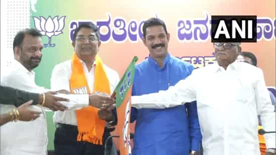 Former Bengaluru police commissioner Bhaskar Rao with Nalin Kumar Kateel and other BJP leaders.(ANI photo)