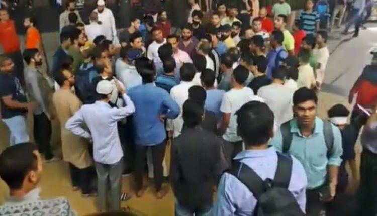 Greater Noida: Muslims Offer Ramzan Prayers in Basement of Housing Society, Police Removes Tent After Residents Create Ruckus (Watch Video)