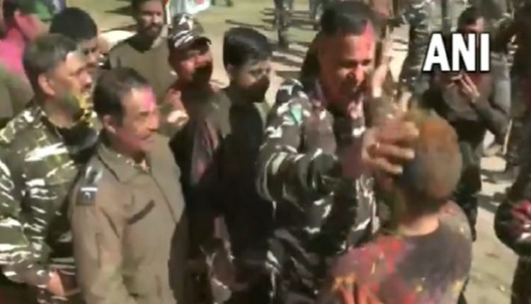 Holi 2023: Away From Their Home and Family, CRPF Personnel Celebrate Festival of Colour With Each Other in Jammu and Kashmir's Pulwama (Watch Video)