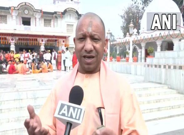 Holi 2023: Uttar Pradesh CM Yogi Adityanath Celebrates Holi at Gorakhnath Temple, Says ‘No Class, Caste or Regional Divide in This Festival’ (Watch Video)