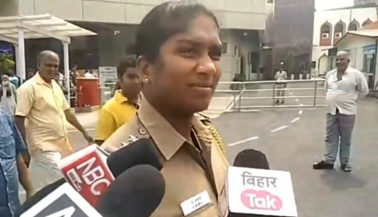 'I Don't Know Hindi,' Tamil Nadu Woman Police Officer's Bizarre Response To News Reporter's Question in English in Bihar Goes Viral (Watch Video)