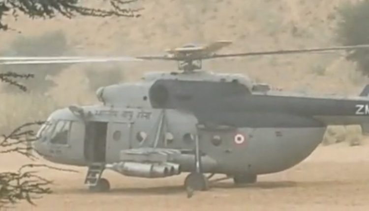 Indian Air Force Mi-17 Helicopter with 20 on Board Makes Emergency Landing in Lohawat Area of Jodhpur After Technical Glitch (Watch Video)