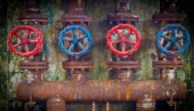 Mumbai: Main Water Pipelines Burst Near Mulund Octroi Checkpost, Half the City To Suffer Water Cuts (Watch Video)
