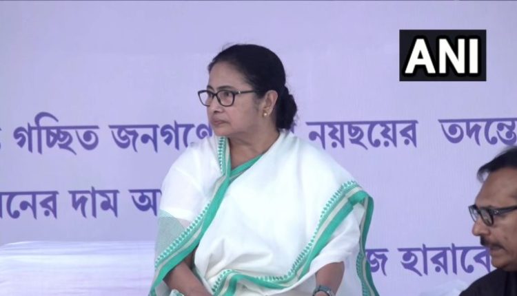 West Bengal CM Mamata Banerjee Sits on Two-Days Dharna Against BJP-Led Central Govt in Kolkata (Watch Video)