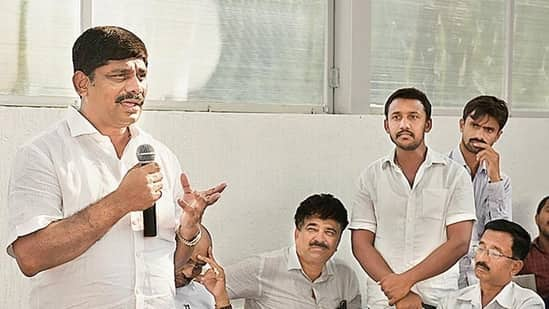 DK Suresh, Congress MP and brother of Kanakapura Congress candidate DK Shivakumar, speaks to the party workers.(Arijit Sen/HT Photo)