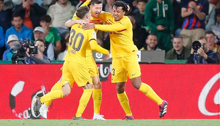 Robert Lewandowski double helps Barcelona thrash Elche and move closer to title | Football News