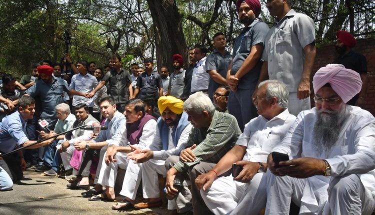 AAP comes all out to protest Kejriwal’s questioning by CBI; over 1,000 detained