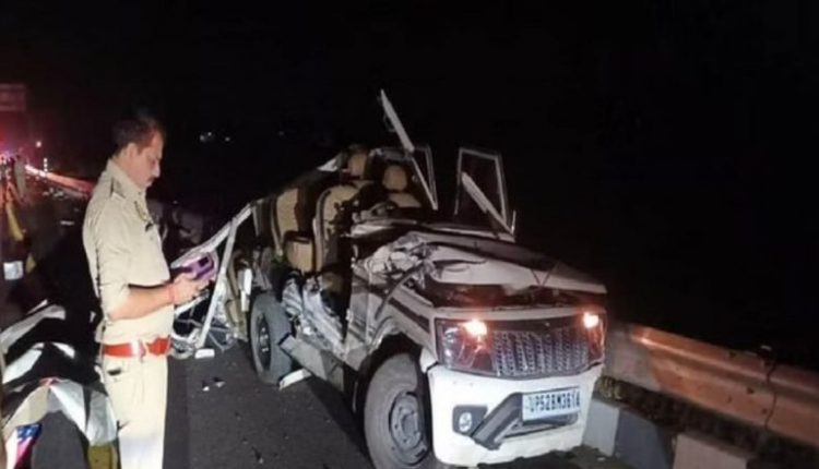 Azamgarh Road Accident: SUV Rams Into Tractor-Trolley On Purvanchal Expressway, Five Killed , One Injured (Watch Video)