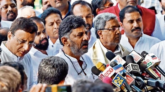 The party in its first list fielded senior leaders Siddaramaiah from Varuna and DK Shivakumar from Kanakapura. (HT PHOTO)