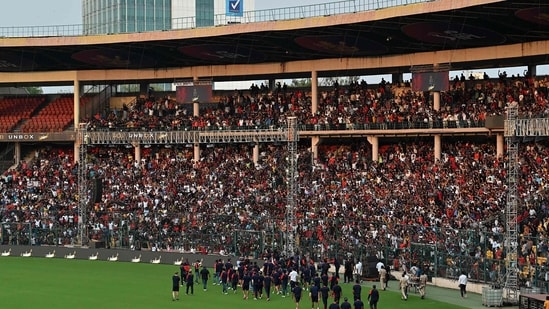 Royal Challengers Bengaluru (RCB) cricketers greet the crowds during RCB Unbox, a promotional event held at the M Chinnaswamy Stadium prior to the start of the annual Indian Premier League (IPL) cricket tournament, in Bengaluru on March 26, 2023. (Photo by Manjunath KIRAN / AFP) / IMAGE RESTRICTED TO EDITORIAL USE - STRICTLY NO COMMERCIAL USE(AFP)