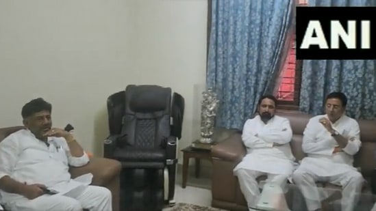 Ex-deputy CM Laxman Savadi at Congress stalwart Siddaramaiah's residence in Bengaluru along with DK Shivakumar and Randeep Singh Surjewala on Friday.(ANI)