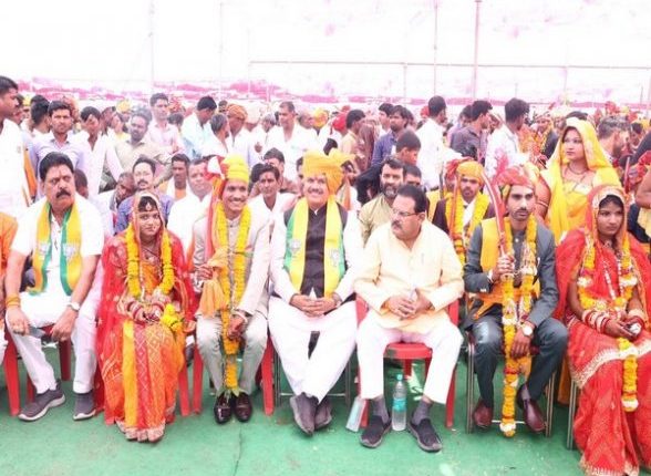 Mann Ki Baat 100th Episode: After Listening to PM Narendra Modi’s Radio Program, 235 Couples Tie Knot at Mass Wedding in Madhya Pradesh’s Ratlam
