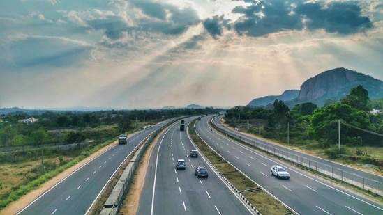 The Bengaluru-Mysuru expressway is a 10-lane project, divided into two carriages.(Twitter/ @nitin_gadkari)