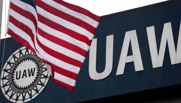 UAW, Sanders blast GM for wages at US battery plant