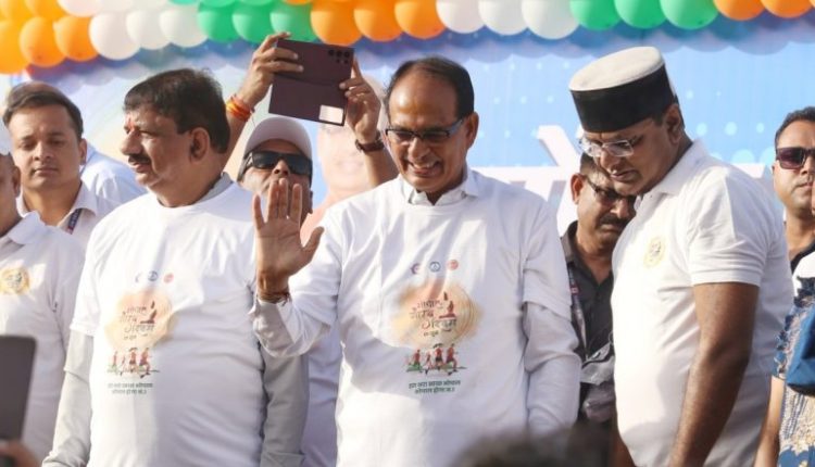 Bhopal Gaurav Diwas 2023: Madhya Pradesh CM Shivraj Singh Chouhan Flags off 'Pride Run' in State Capital (See Pics and Video)