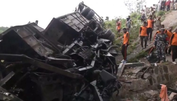Bus Accident in Jammu and Kashmir: Death Toll Rises to 10, Over 50 Injured as Bus Falls Into Gorge on Jammu-Srinagar Highway (Watch Video)